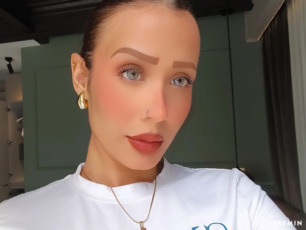 Nude sex cam model AdrianaRossetti