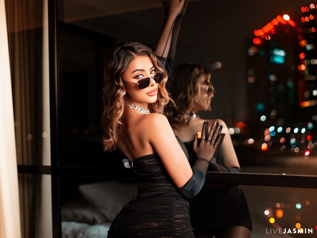 Nude sex cam model ArianaRoux