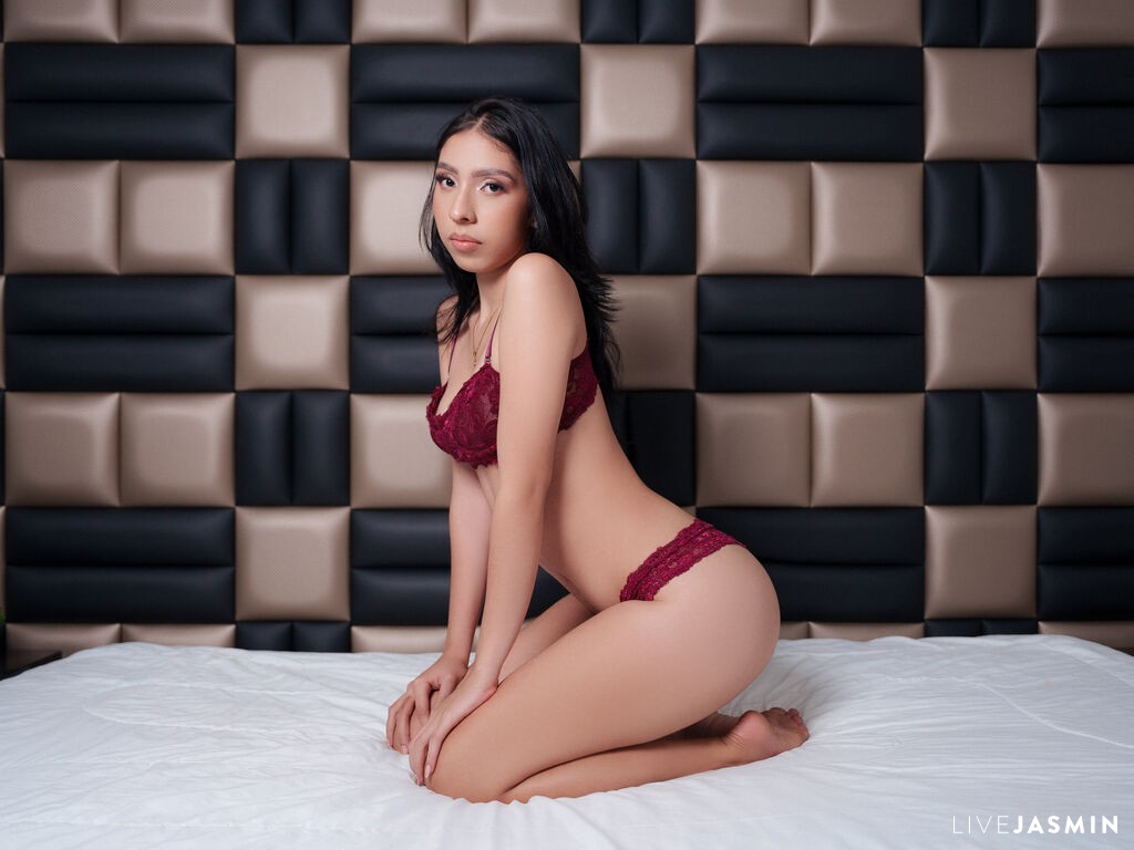 Nude sex cam model BellaMontblanc