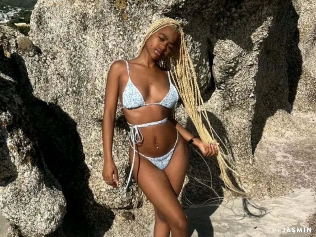 Nude sex cam model BellzRosee