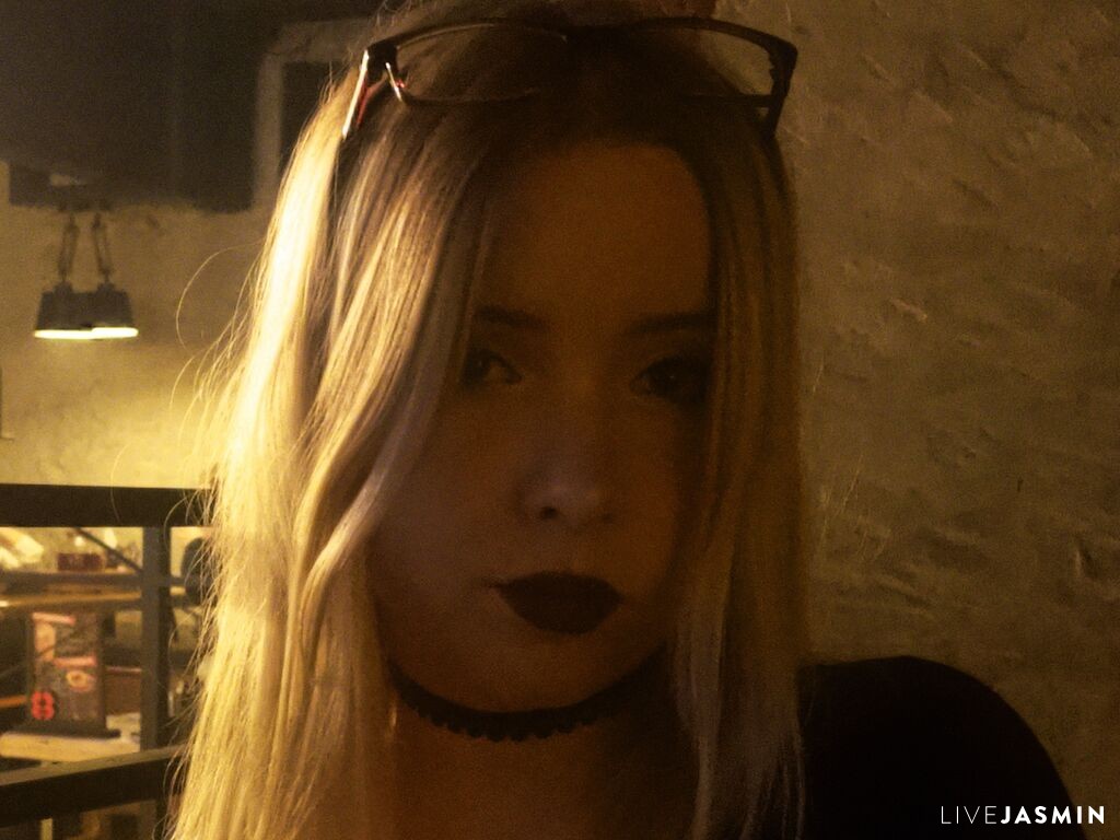 Nude sex cam model CorrinKendig
