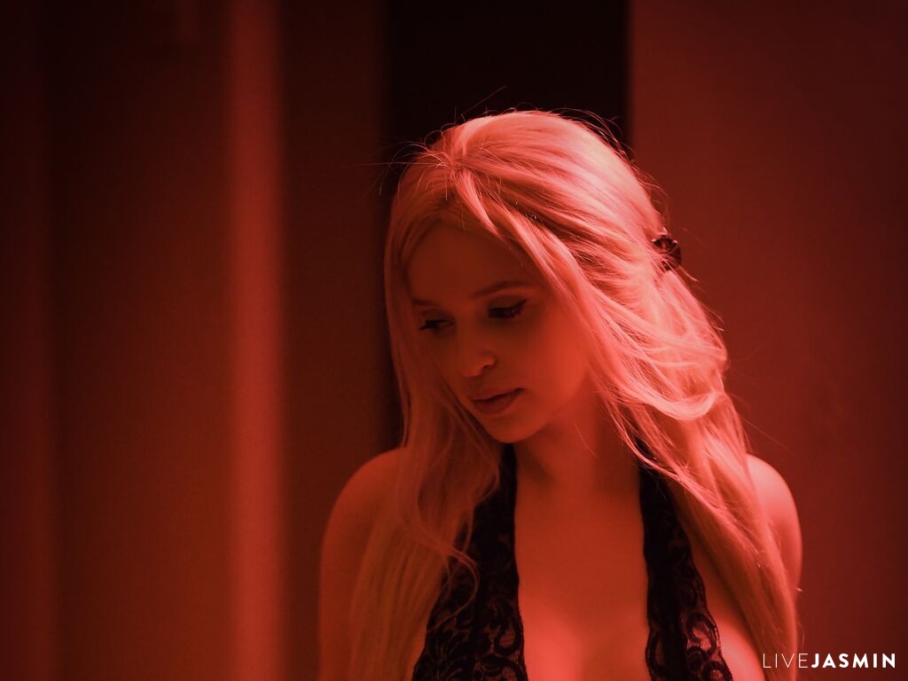 Nude smoke cigarette sex cam model Dolyporcelain - Live XXX