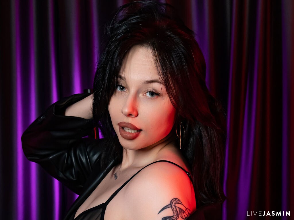 Nude sex cam model ElliTrue