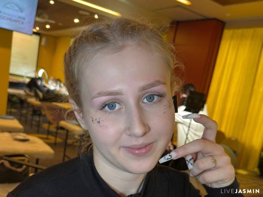 Nude sex cam model EmelinaKrider