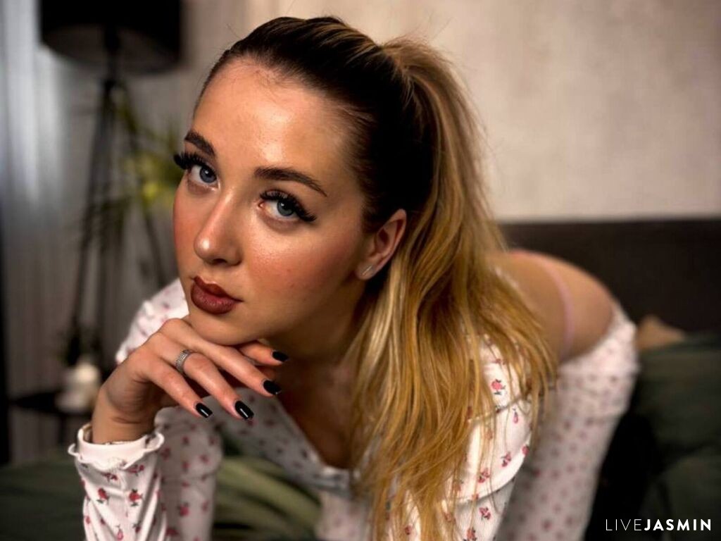 Nude sex cam model EmilyHawke