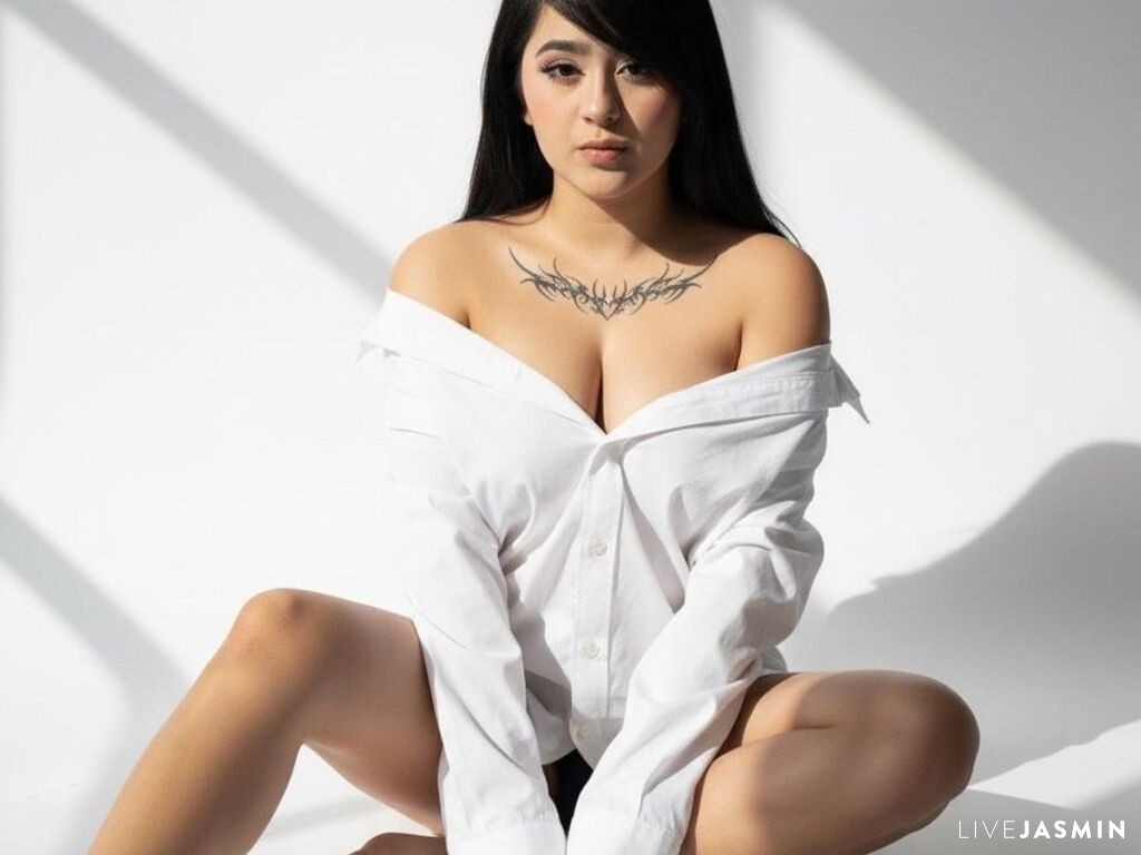 Nude 18 Year Old sex cam model EmilyWattson - XXX Video