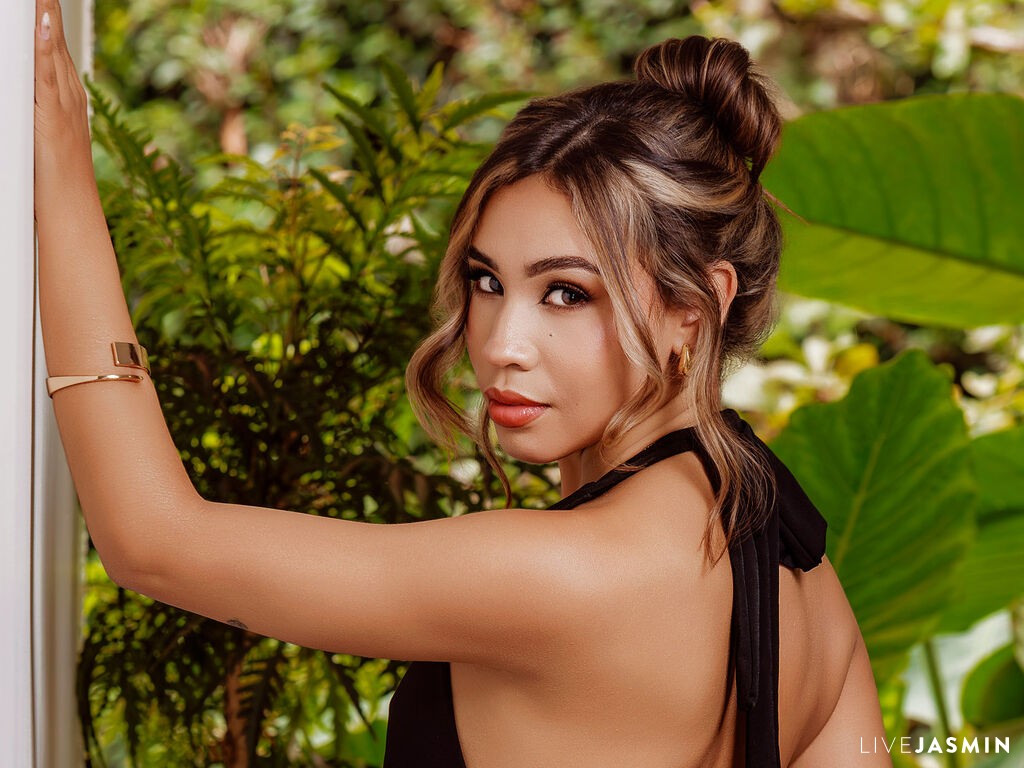 Nude webcam model EmmaDove - Private XXX Chat