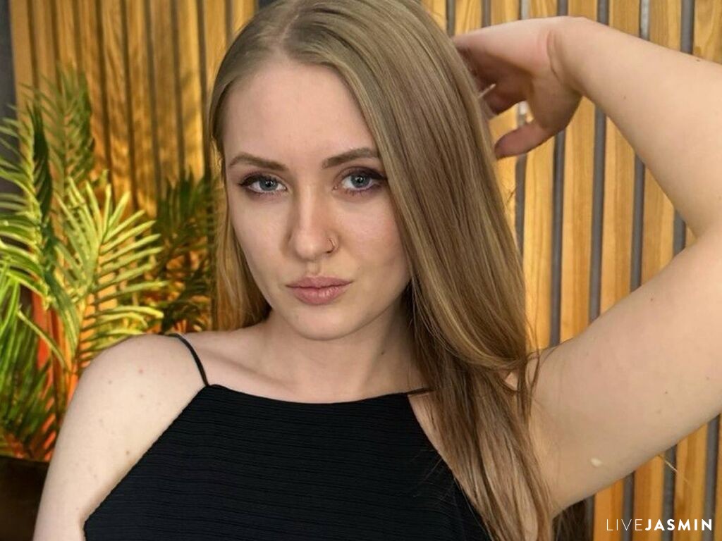 Nude sex cam model GoldenLolali