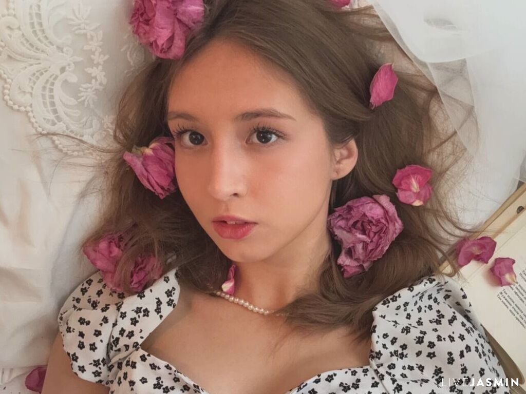 Nude sex cam model IlanaThoen