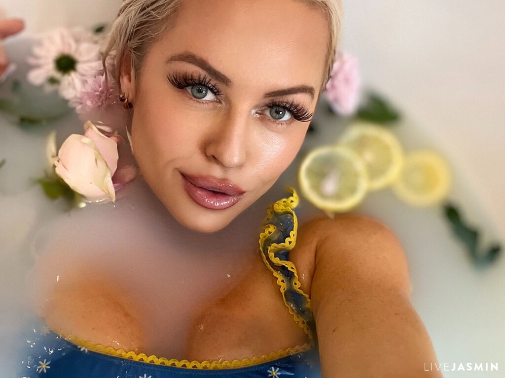 Nude sex cam model IsabellaSaturn