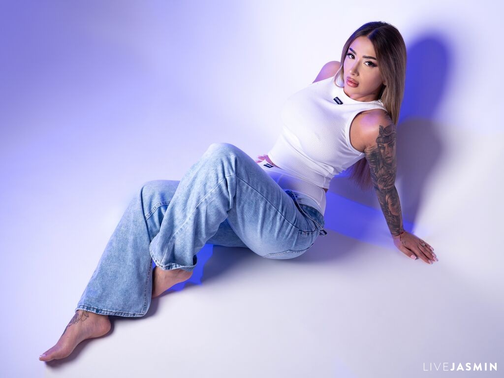 Nude sex cam model JuliaNoir