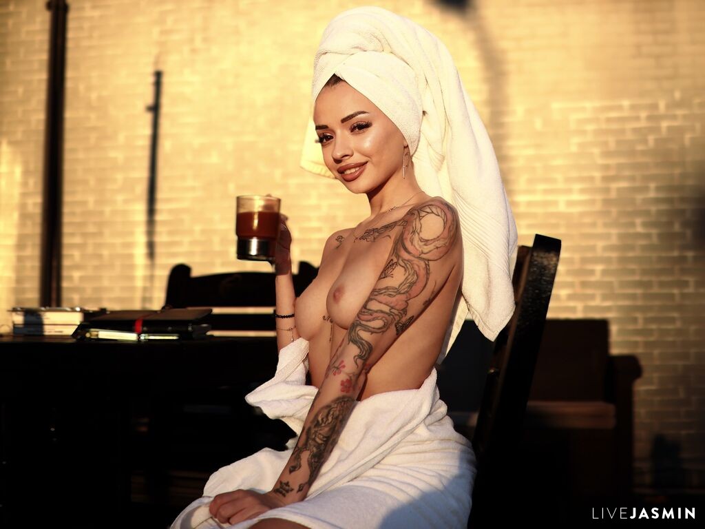 Nude sex cam model KayaBelle