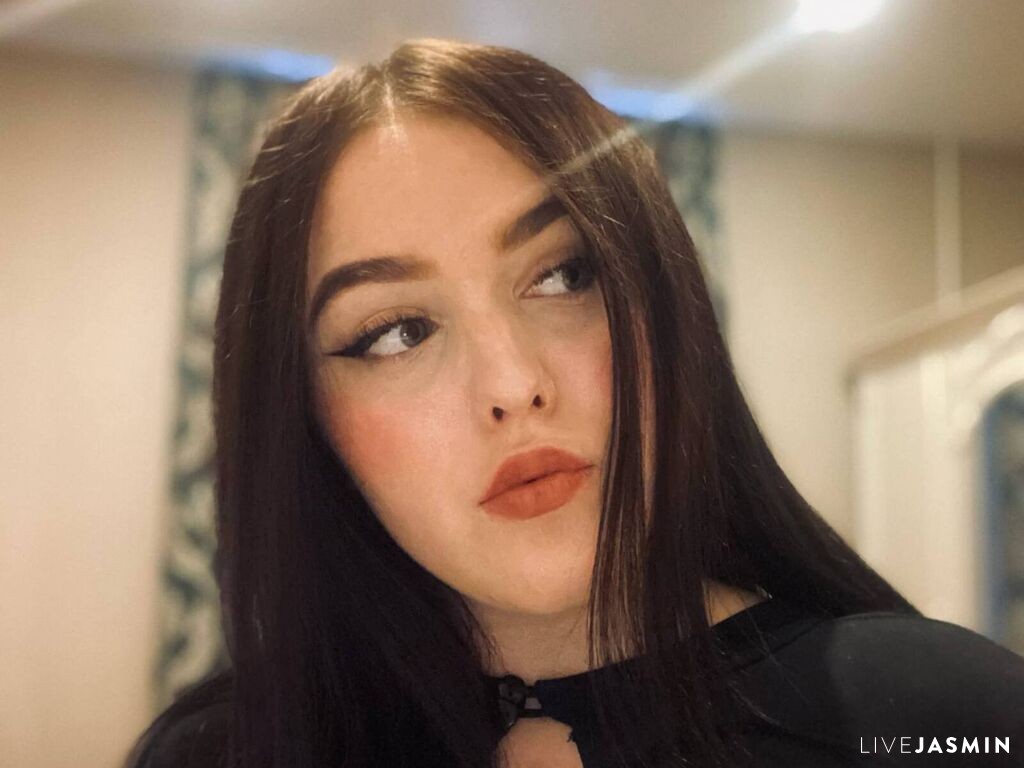 Nude sex cam model LindaBermer