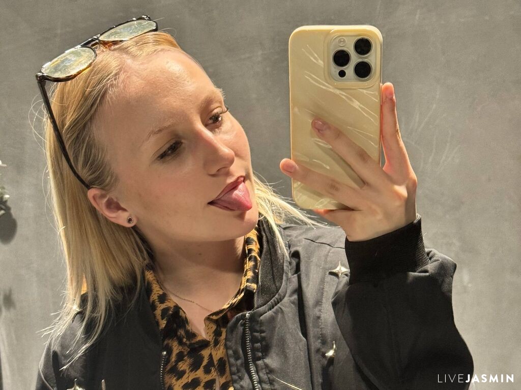 Nude smoke cigarette sex cam model LucilleWiste - Live XXX