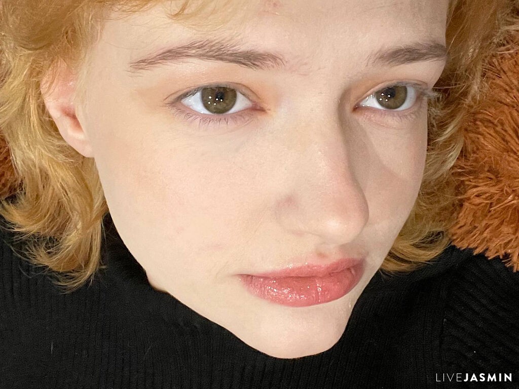 Nude sex cam model LunaBeans