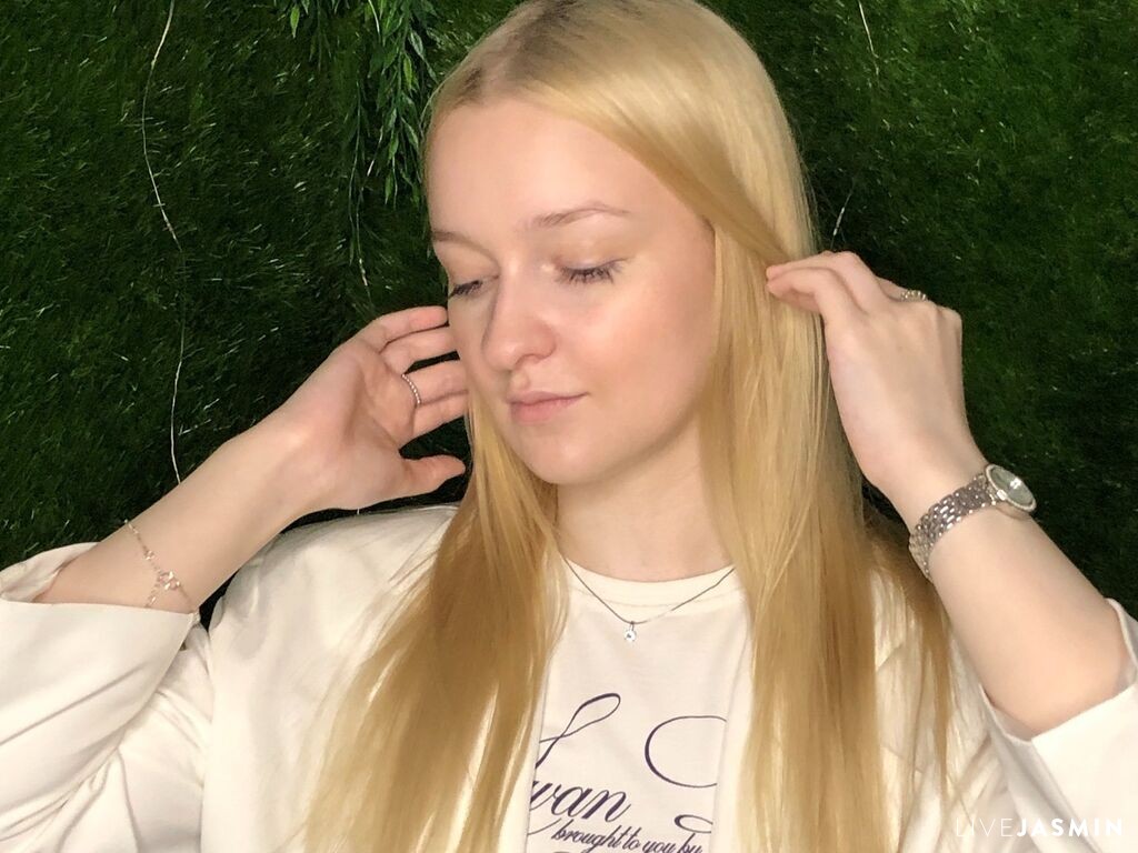 Nude sex cam model MadalineStehlik
