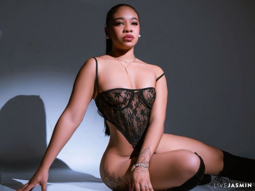 Nude sex cam model MayaBranson
