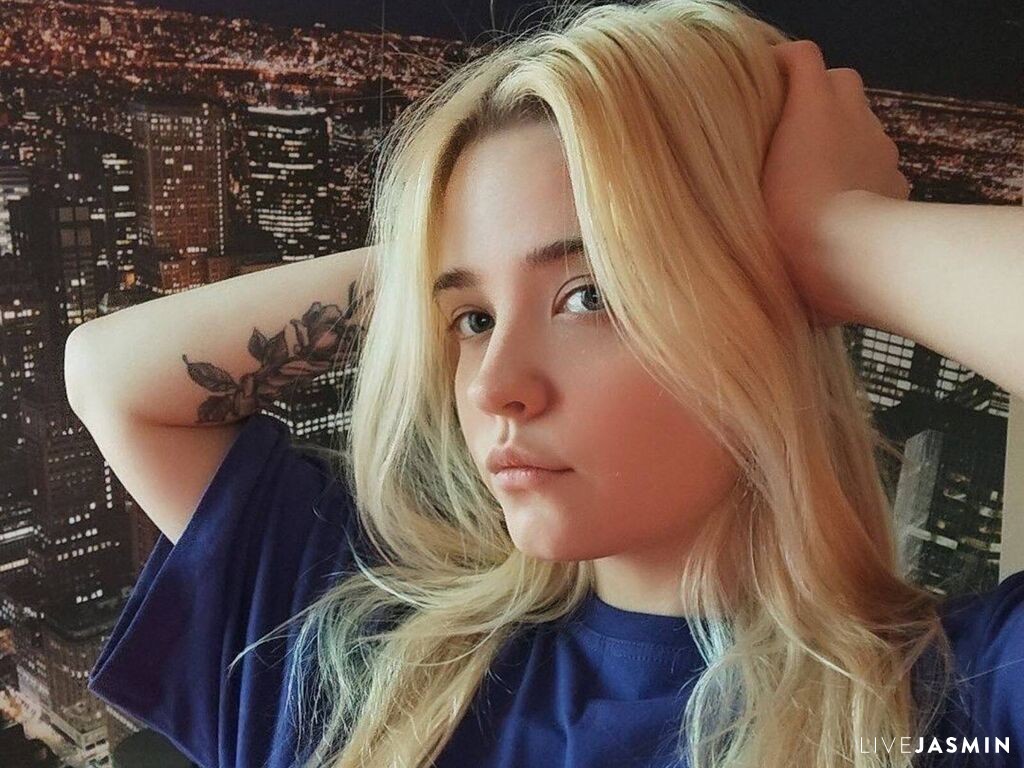 Nude sex cam model MonnieMoniz