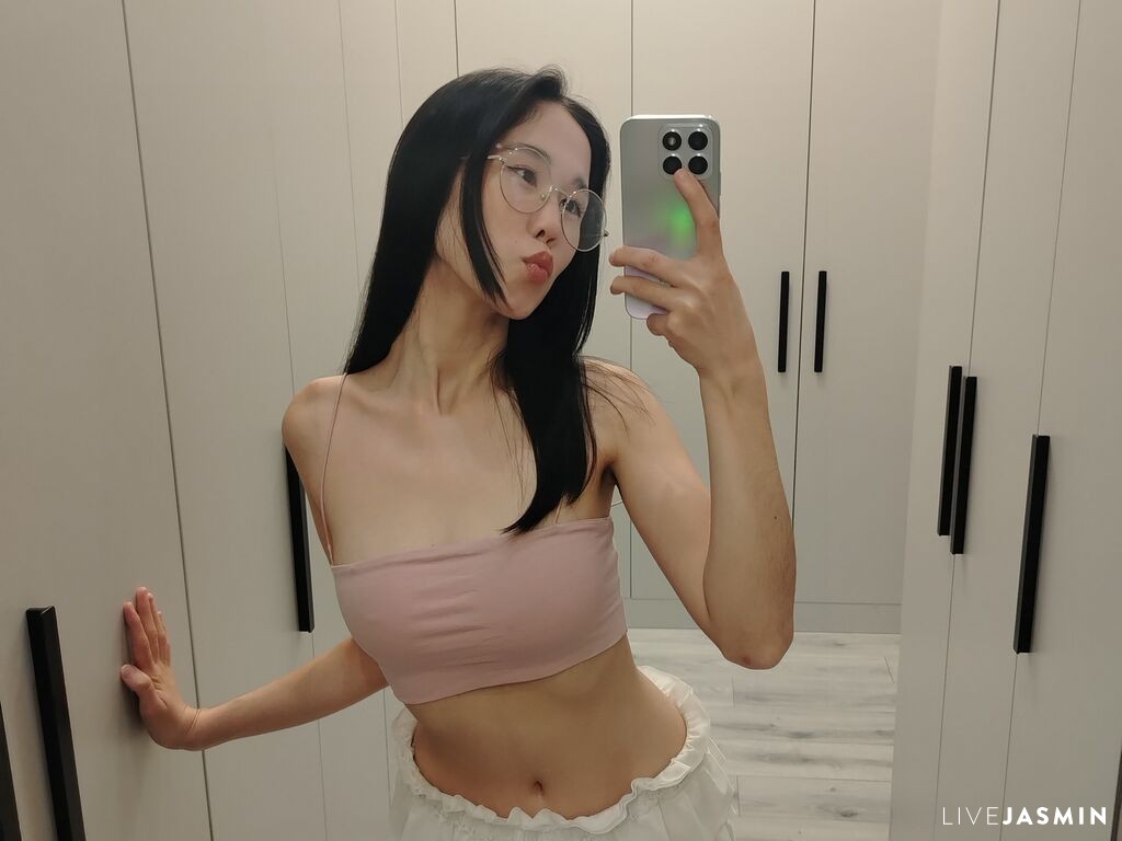 Nude sex cam model ReinaChann