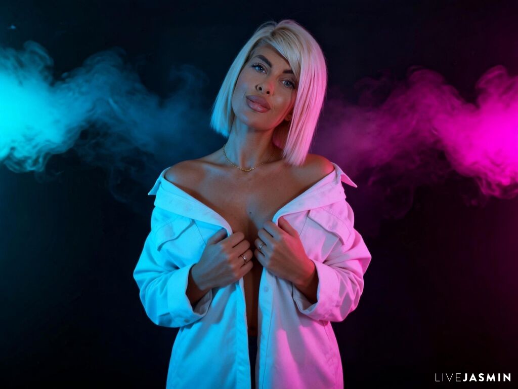 Nude 37 Year Old sex cam model SalmaRoze - XXX Video
