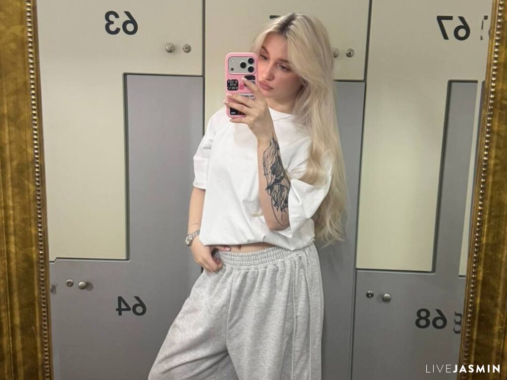 Nude sex cam model ScarlettAndreula