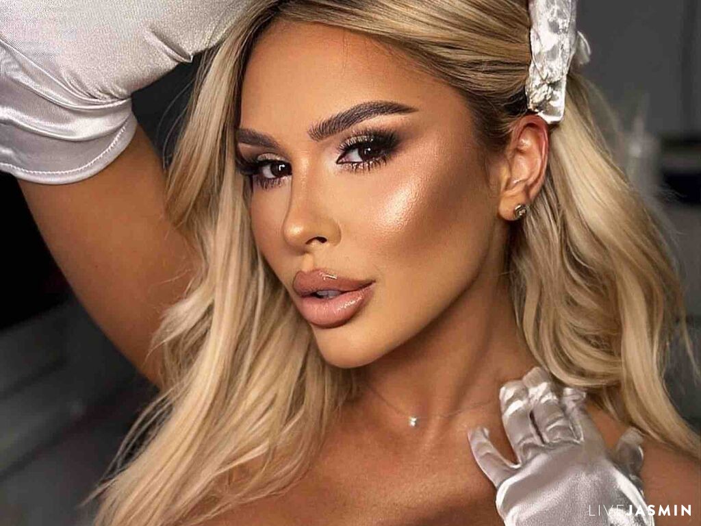 Nude sex cam model SelenaVoss