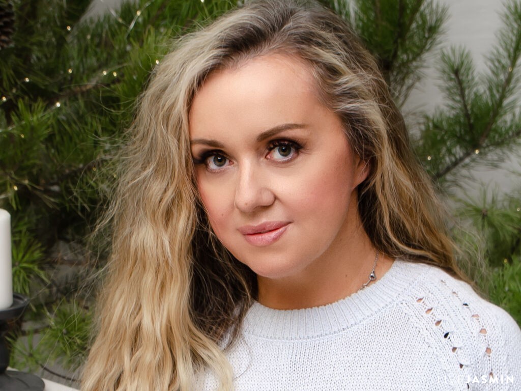 Nude sex cam model SkyKuper