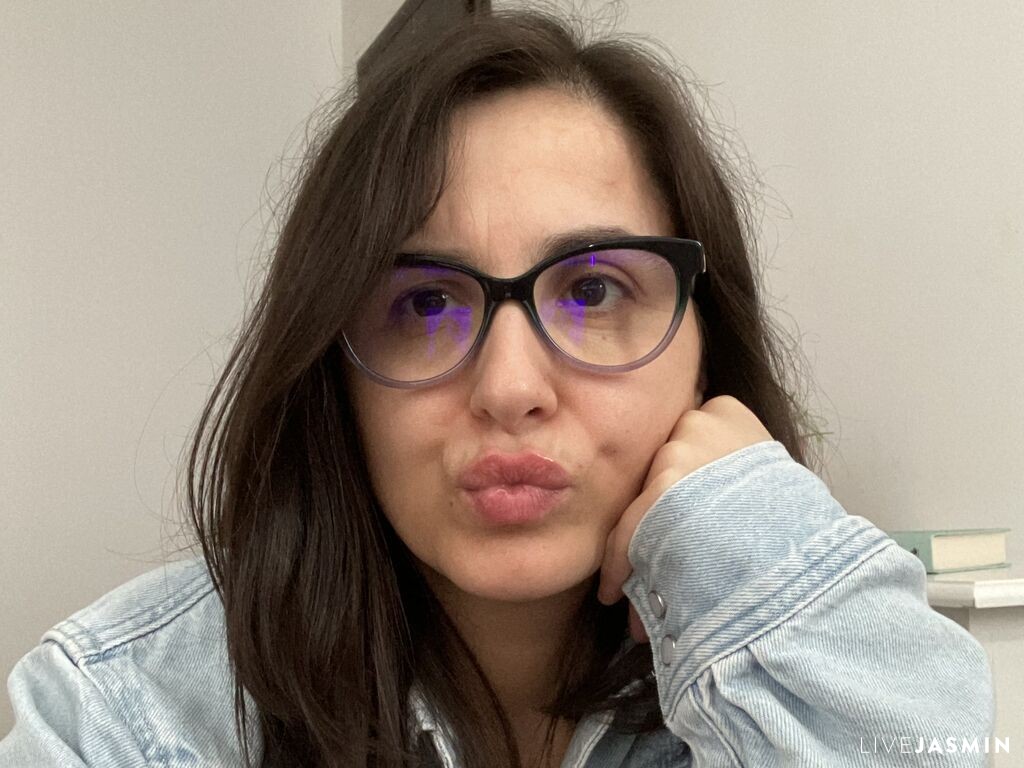Nude sex cam model SophieLou